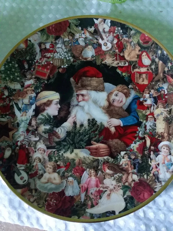 Decorative plate with a festive scene featuring Santa Claus and children, surrounded by various Christmas elements.